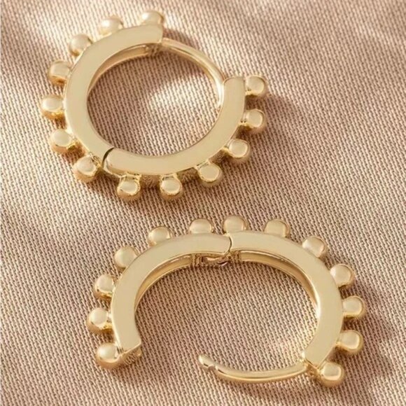 Tiny gold detail huggie hoops 18k gold plated ✨ - Picture 3 of 3